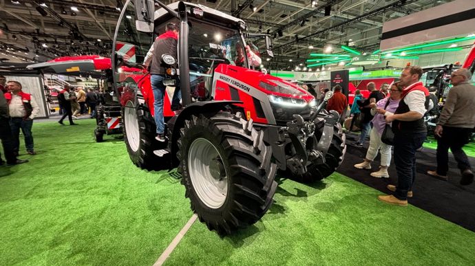 Les premières livraisons du tracteur 5S équipé de la boîte Dyna-VT sont prévues pour le second trimestre de 2026 par Massey Ferguson.