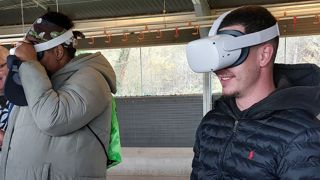 Une équipe d'adultes en recherche d'emploi découvre le quotidien d'un éleveur de poulets landais grâce au casque de réalité virtuelle.