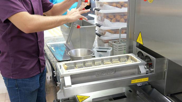 Dresser, pocher, garnir : la dresseuse, une machine à doper la productivité - Dossiers