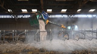 Plusieurs travaux agricoles exposent à des particules d'origine végétale ou animale potentiellement responsables de la bronchopneumopathie chronique obstructive, selon l'Anses.