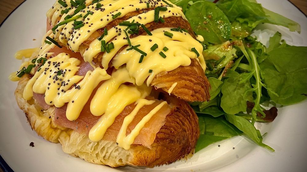 Star des brunchs et des déjeuners, le croissant façon œuf Bénédicte, avec avocat, œuf au plat, lard grillé ou saumon.