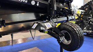 Le Yield Eye Q est un scanner qui alimente une intelligence artificielle afin de déterminer les pertes au niveau de la tête de récolte.