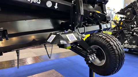 Le Yield Eye Q est un scanner qui alimente une intelligence artificielle afin de déterminer les pertes au niveau de la tête de récolte.