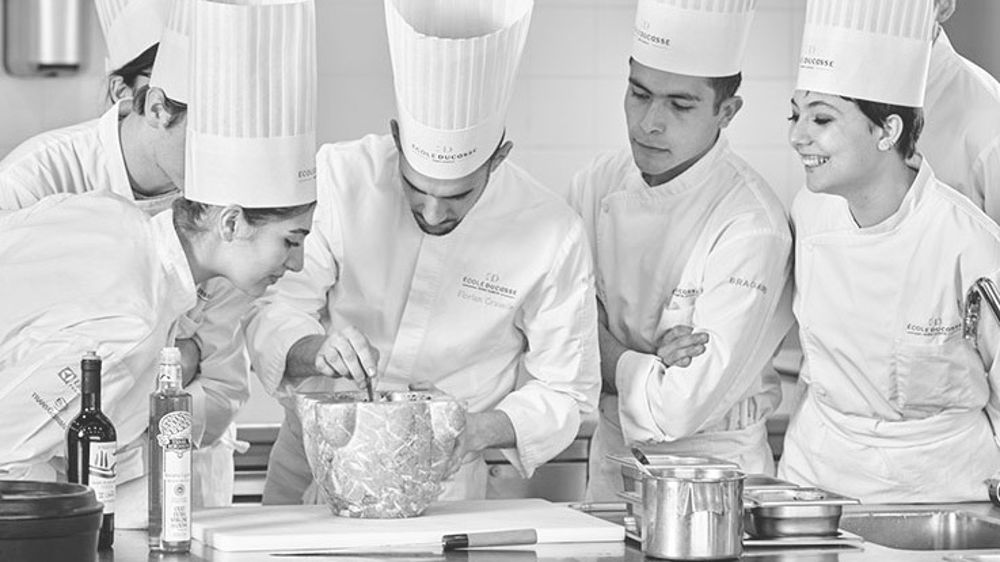 Le catalogue de formations École Ducasse couvre l’ensemble des pratiques qui gravitent autour du chocolat et de la pâtisserie.