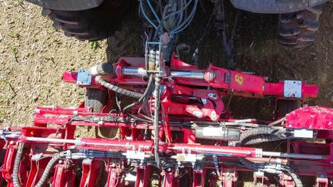 Le dispositif Smart Hill corrige l’angle de dérive de la bineuse dans les pentes.