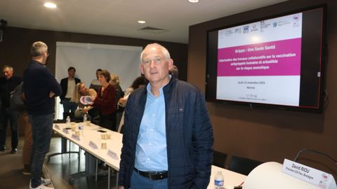 Guy Kerhervé, producteur de porcs dans le Finistère, était présent lors de la présentation des travaux sur la vaccination antigrippale le 13 novembre 2025 à Rennes, avec les différents partenaires (MSA, OS Porc...).