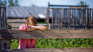 En France, près de la moitié des féminicides ont lieu à la campagne, alors qu’un tiers de la population y vit.