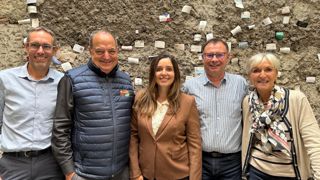 De gauche à droite, Philippe Molin, directeur de SERFIM Route, André Roibet, fondateur et dirigeant de TEBIOR, Alexandra Mathiolon, présidente directrice générale de SERFIM, Richard Oblette, directeur adjoint de CHANAVAT PAYSAGE, Rachel Chanavat, responsable administrative de CHANAVAT PAYSAGE. 