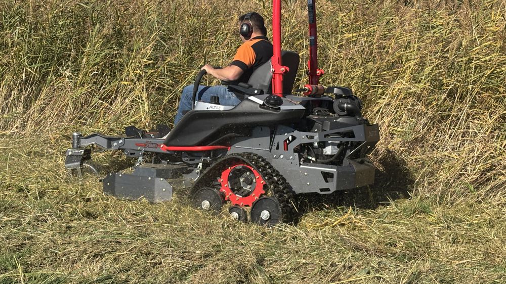 Avec leurs chenilles et leurs plateaux de coupe "fauchage-débroussaillage", les machines peuvent intervenir sur des chantiers difficiles y compris en milieux humides.