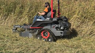 Avec leurs chenilles et leurs plateaux de coupe "fauchage-débroussaillage", les machines peuvent intervenir sur des chantiers difficiles y compris en milieux humides.