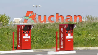 Auchan prévoit de basculer ses 300 supermarchés en franchise, sous bannière Intermarché et Netto.