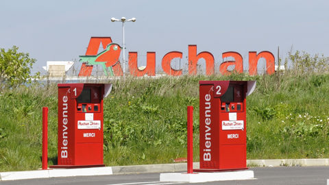 Auchan prévoit de basculer ses 300 supermarchés en franchise, sous bannière Intermarché et Netto.