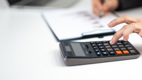 À partir du 1er janvier 2026, les exploitants agricoles verront leurs cotisations et leurs contributions sociales calculées selon une nouvelle assiette commune.