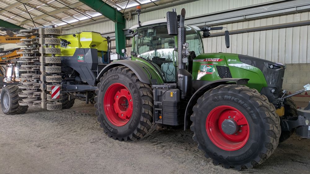Le Fendt 724 chaussé en EvoBib est le seul tracteur à disposer du télégonflage, un équipement imposé par Michelin pour valoriser la capacité de ce pneumatique à faire évoluer sa surface au sol.