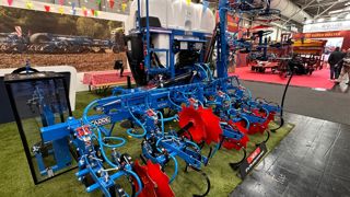 La cuve de fertilisation et de pulvérisation s’installe sur la bineuse Econet de Carré.