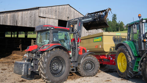 Le toit vitré dans sa partie avant favorise la visibilité sur le godet en position haute.