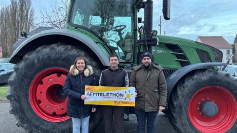 Avec leurs tracteurs, Justine, Adrien et Rémy participent depuis plusieurs années à la récolte de dons pour le Téléthon.