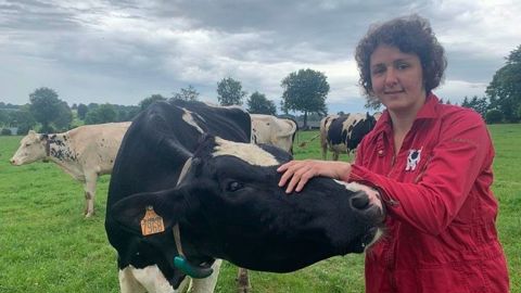 Louise jeune éleveuse de vaches laitières Calvados