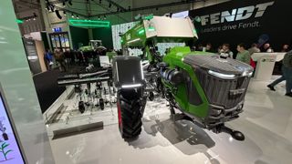 Fendt concentre ses technologies sur le porte-outil Xaver 104 GT.