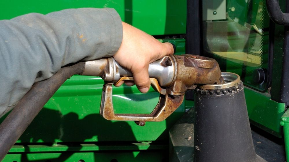 pistolet de carburant dans le réservoir d'un tracteur