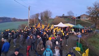Plusieurs centaines d'agriculteurs sont mobilisés pour bloquer les routes autour de l'exploitation.
