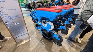 Le semoir Faya se décline en trois modèles, 8, 9 ou 12 rangs.