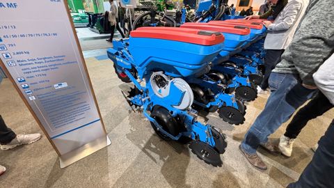 Le semoir Faya se décline en trois modèles, 8, 9 ou 12 rangs.