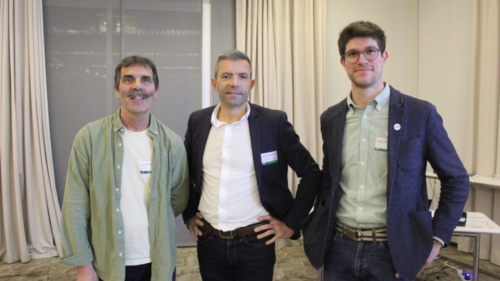 Florian Baloche (au centre), dirigeant d'Appro Vert, a pris la présidence de NégoA dans l'Ouest à la suite de Loïc Morisseau (à g.), ex-dirigeant de La Source, au côté de Cyril Legris, référent régional.
