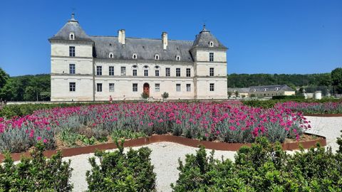 À l’est de Tonnerre dans l'Yonne, le château de Tanlay, entouré d'un très beau parc, est l'une des plus belles demeures de la Renaissance en Bourgogne.