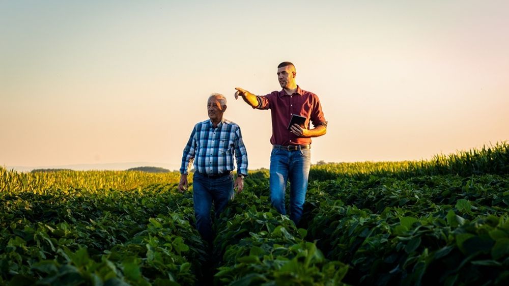 Jeune et vieil agriculteurs
