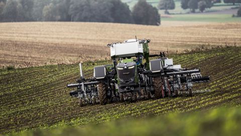 Le Fendt Xaver GT atteint jusqu'à 10 km/h au champ.