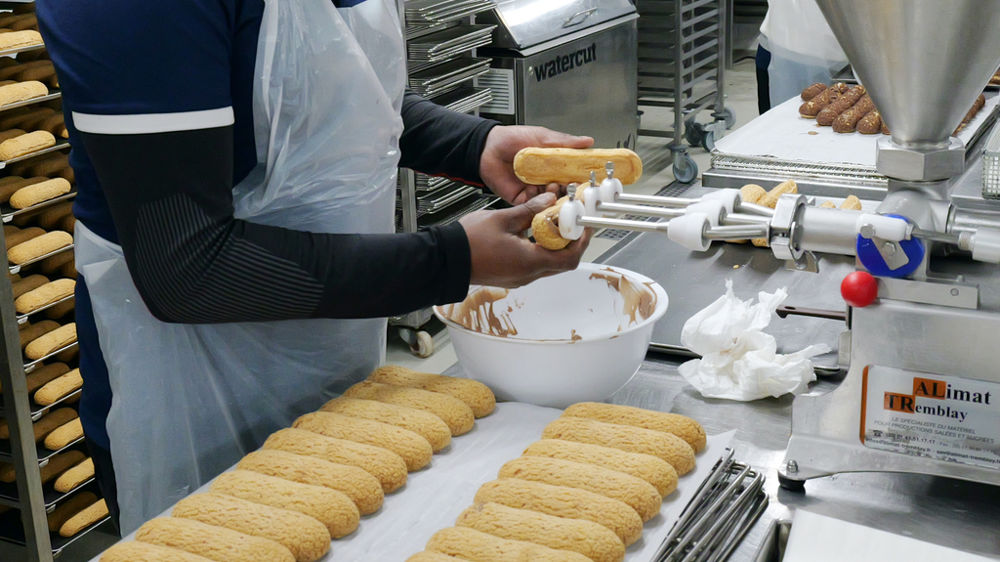 La productivité lors du travail de produits à base de crème peut être augmentée à l’aide de machines.