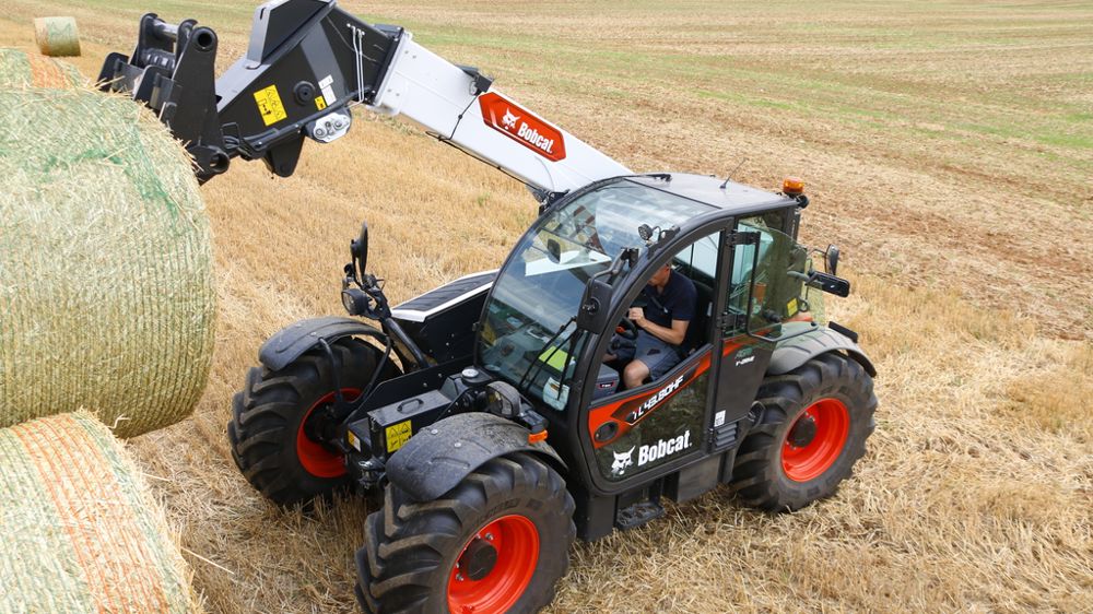 Le félin conserve son moteur maison de 135 ch, sa flèche de 7,5 m et sa cabine dotée d’un pare-brise bombé garantissant une bonne visibilité.