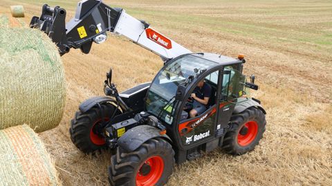 Le félin conserve son moteur maison de 135 ch, sa flèche de 7,5 m et sa cabine dotée d’un pare-brise bombé garantissant une bonne visibilité.