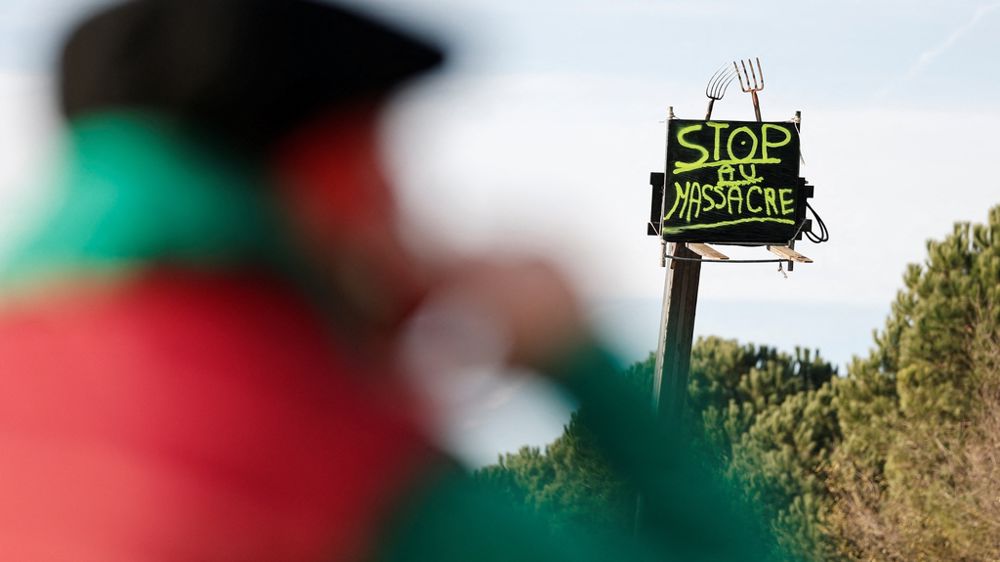 blocage de l'autoroute A64 par des éleveurs