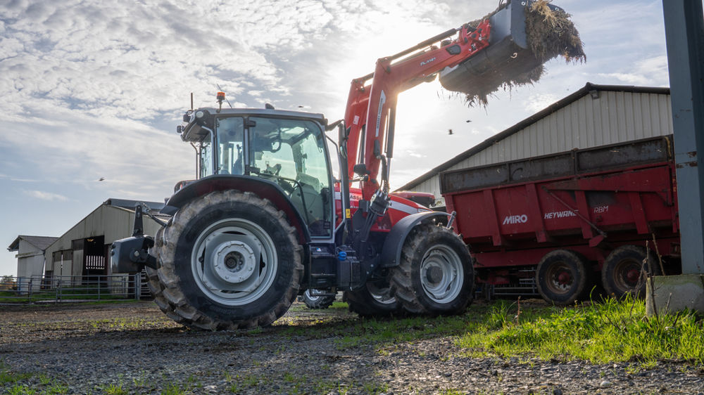 Le chargeur frontal FL d'origine Quicke peut disposer d'une commande électro-hydraulique, d'une troisième, voire d'une quatrième fonction d’usine, et du verrouillage hydraulique de l'outil, des équipements haut de gamme.