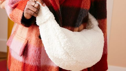 Le sac demi-lune est l’accessoire incontournable du moment.