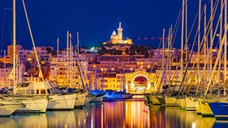 A Marseille le 7 décembre, la statue redorée de Notre-Dame de la Garde a été inaugurée, après un chantier de restauration de 10 mois.