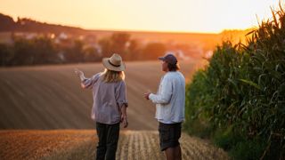 Lorsqu'une exploitation est vendue, le cédant est tenu à la garantie des vices cachés et à la garantie d'éviction.