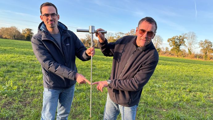 Yves Rivière (à droite), aidé de Clément Chevalier, de la chambre d’agriculture de Normandie, utilise le pénétromètre pour vérifier la structure du sol. La tige étalonnée tous les 10 cm permet de repérer à quelle profondeur du sol se situe la zone compacte.