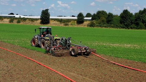 Grâce à un déchaumeur modifié, la SARL Bonnevial combine l’épandage sans tonne et l’enfouissement du produit, en un passage.