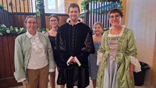 Jean-Alain Labourbe participe avec sa femme, sa soeur et ses filles au spectacle Le Songe de la Fontaine, inspiré des célèbres fables, présenté dans les écuries royales du château de Chaumont à Saint-Bonnet-de-Joux.