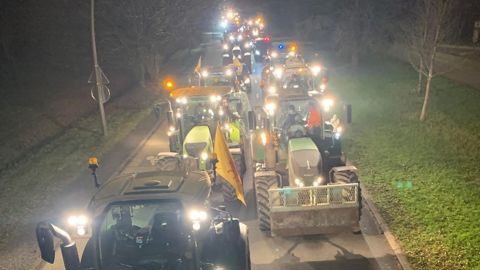 La Coordination rurale des Pyrénées-Atlantiques a organisé une parade de tracteurs dans Pau le soir du 25 décembre.