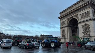 Jeudi 8 janvier 2026, dès tôt dans la matinée, une dizaine de tracteurs étaient stationnés devant l'Arc de Triomphe à Paris.