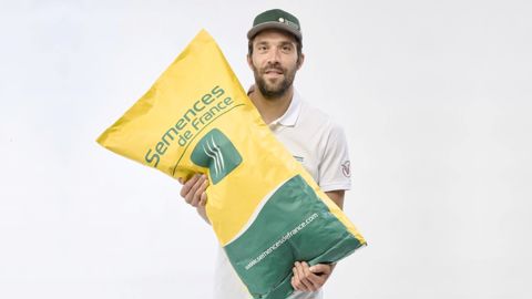 « Ce partenariat avec Semences de France s’est imposé naturellement. Il fait le lien entre mon parcours, mes convictions et mon engagement d’aujourd’hui », témoigne Thibault Pinot, ancien cycliste de haut niveau, aujourd'hui éleveur et ambassadeur du semencier.