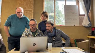 Vctor, Luna et Adrien partagent leurs estimations chiffrées d'un scénario de reprise à Romain qui veut céder sa ferme dans les prochaines années.