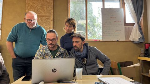 Vctor, Luna et Adrien partagent leurs estimations chiffrées d'un scénario de reprise à Romain qui veut céder sa ferme dans les prochaines années.