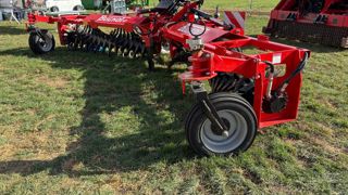 Bugnot introduit une aligneuse de pierres frontale.