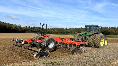 À la mi-octobre, le Grégoire Besson Occitan T60 a permis la préparation des terres pour les semis de blé.