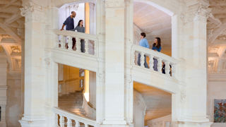 Dans le grand escalier du château de Chambord, les visiteurs des deux rampes ne se croisent jamais.